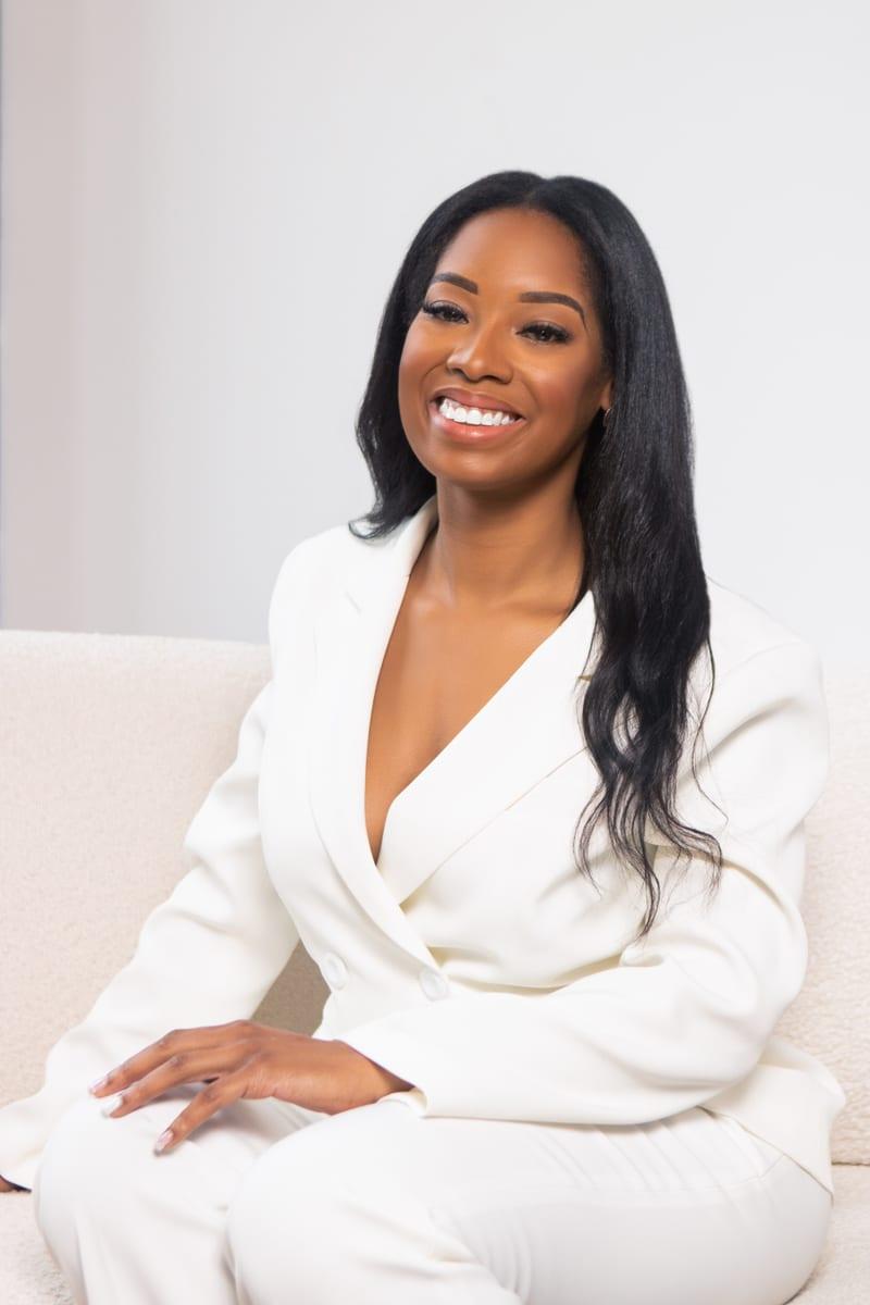 Portrait of Janelle Dawsey, LMFT, creator of the Relationship Life Cycle™ Framework